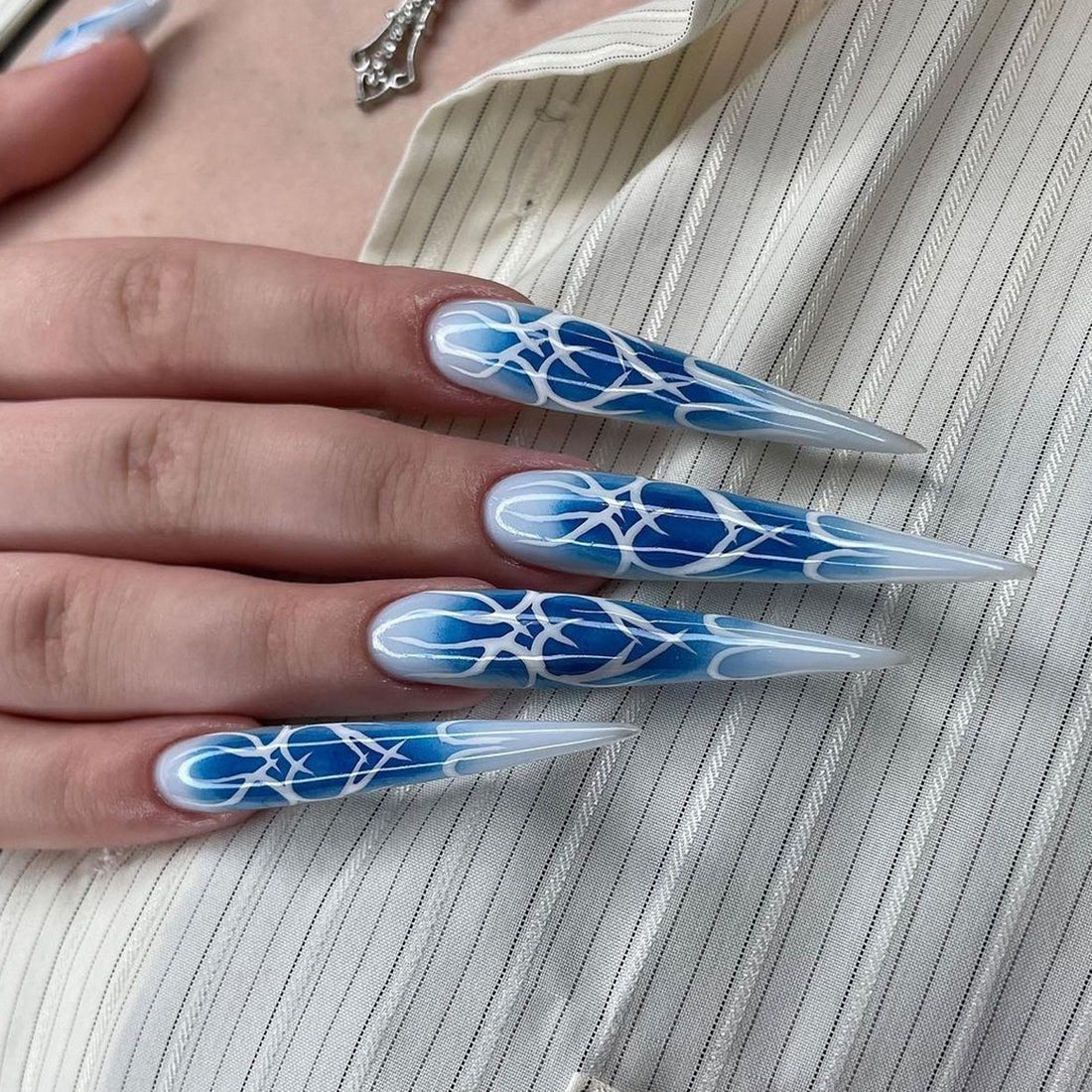 24 Pcs Blue - White Gradient Patterned Pointed Nails