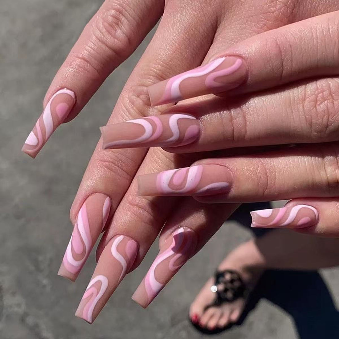 24 Pcs Pink - White Wave Pattern Elegant Long Nails